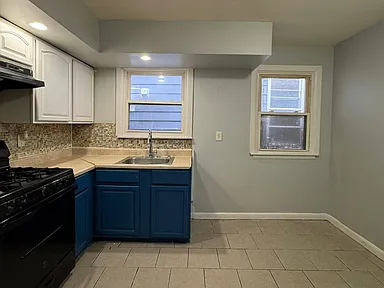 16 Alexander St #2 — photo 2 of 7