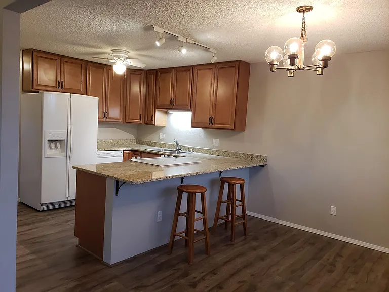 2504 1/2 Rose Dr #B — Photo 8