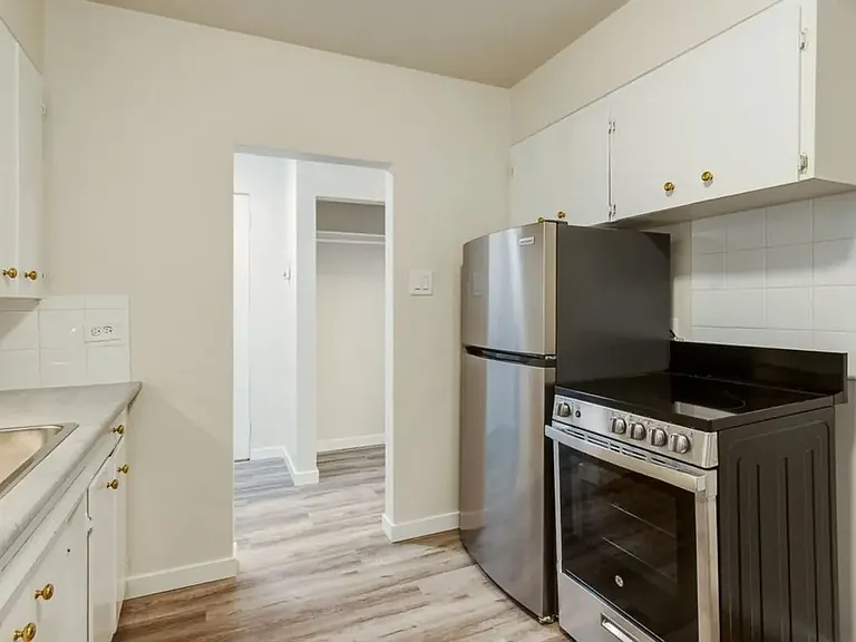 1028 13th Ave SW #6 — Photo 5