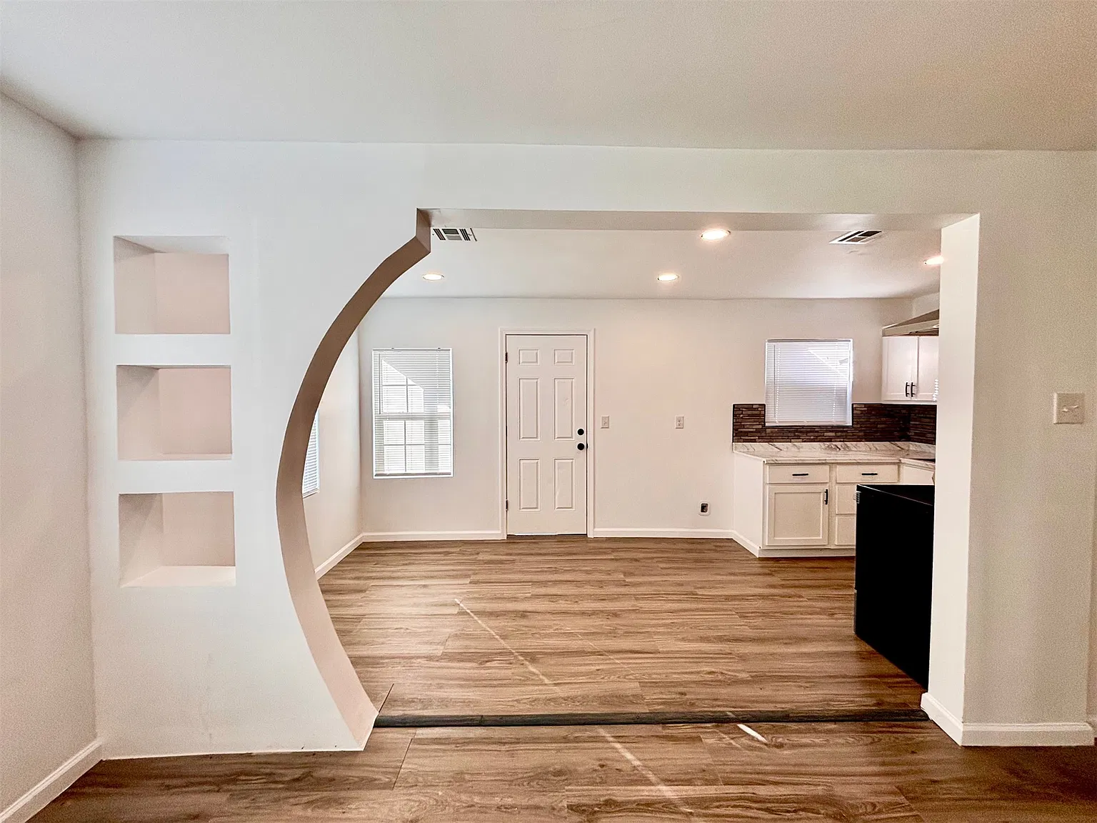 3 bed, 1.0 bath, 900 sqft, $1,100 — Photo 3