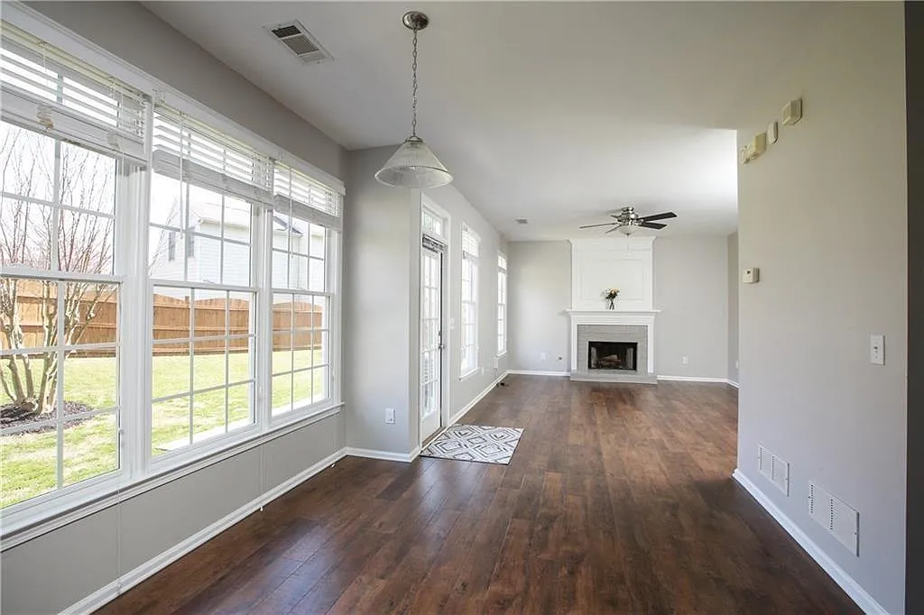 4 bed, 2.5 bath, 2410 sqft, $2,900 — Photo 4