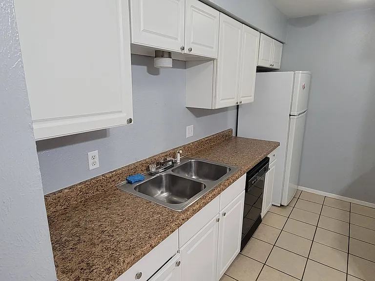 1213 Elm Ct — Photo 4