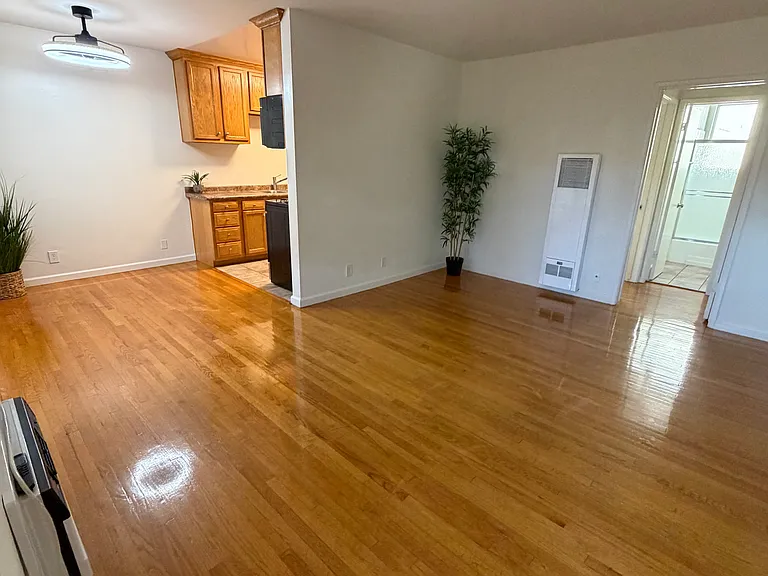 10321 La Reina Ave #5 — Photo 4