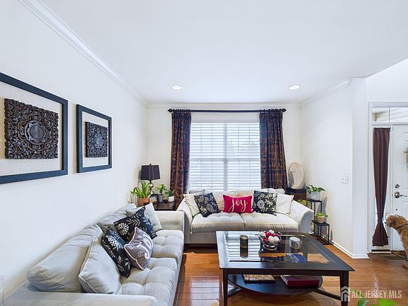 3rd image of 28 Wisniewski Rd