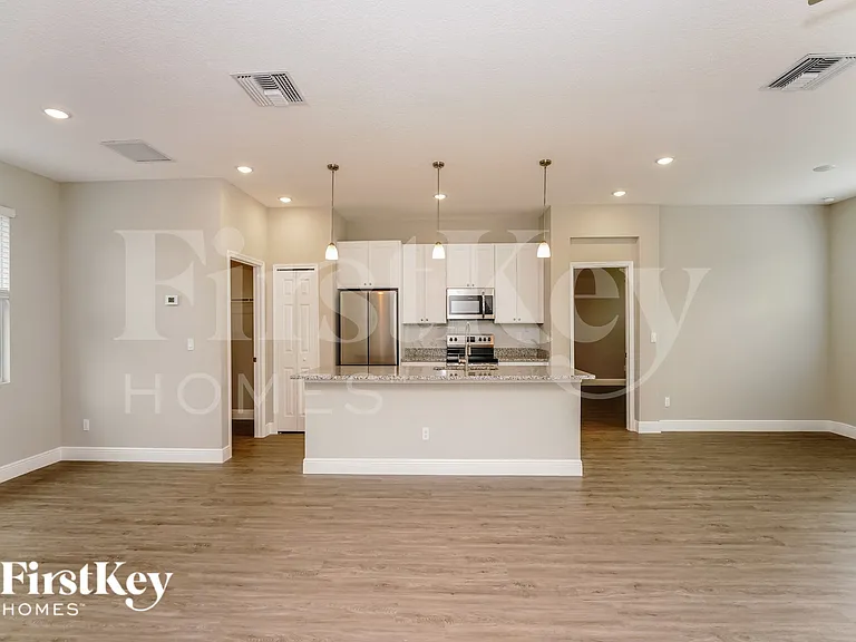3120 Halsey Ave SE — Photo 3