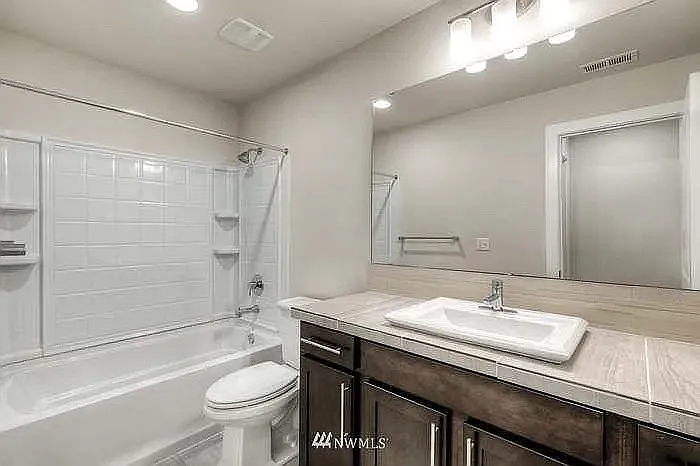 4 bed, 2.5 bath, 1830 sqft, $3,800 — Photo 2