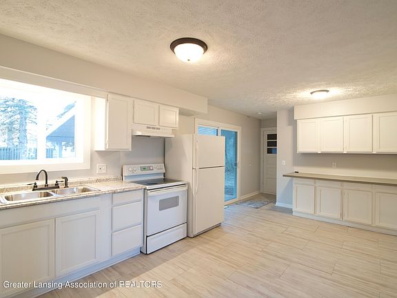5th image of 221 W Elm St