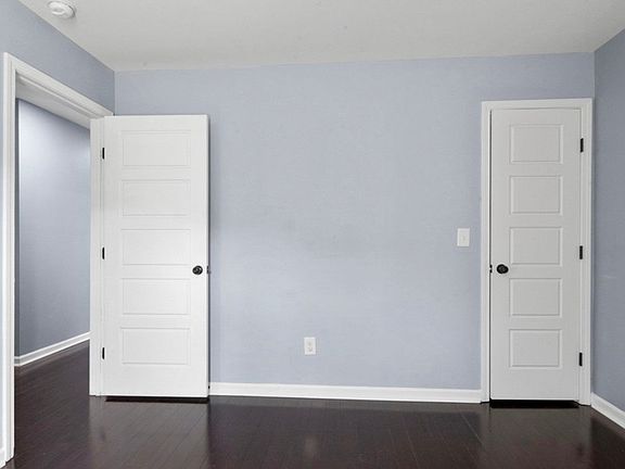5th image of 305 Bedfordshire Pl