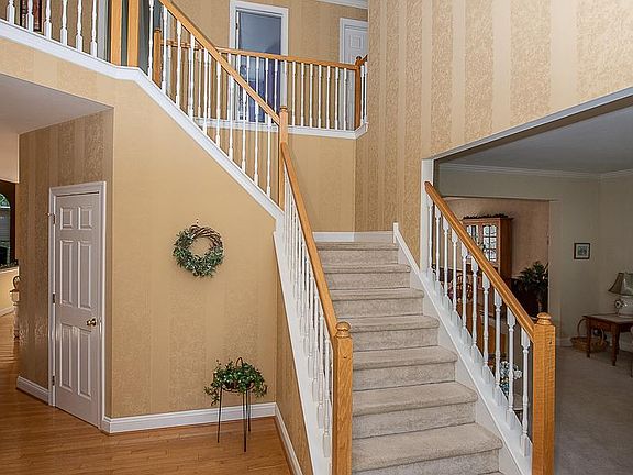 3rd image of 41 Woodsview Dr