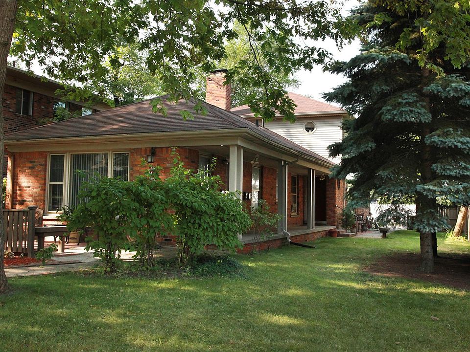 Front 3/4 view of building on west farnum. 1419 is back lower.