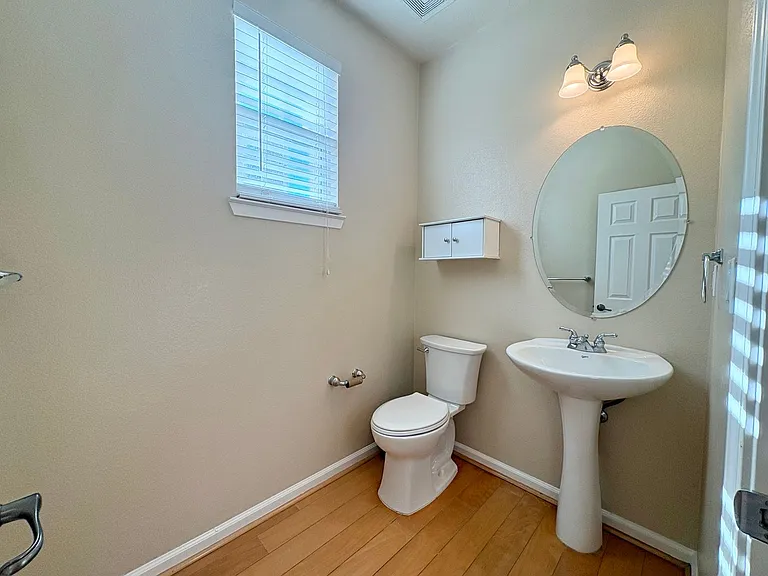 546 Almanor St — Photo 11