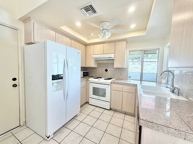 2550 Miramonte Cir E #C — Photo 8