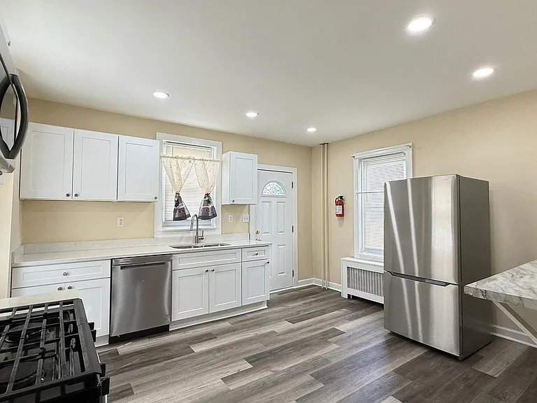 2030 Liberty St — Photo 13