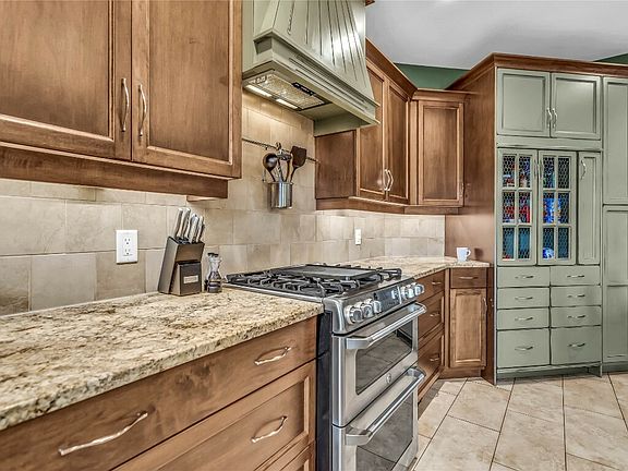 5th image of 1306 Black Mountain Cres