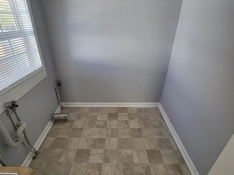 1013 Attica St — Photo 9