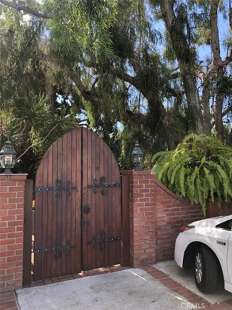 2 bed, 800 sqft, $3,499 — Photo 3