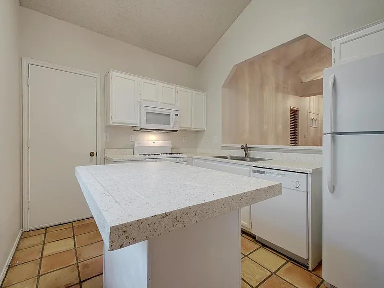 6305 Evangeline Trl — Photo 9