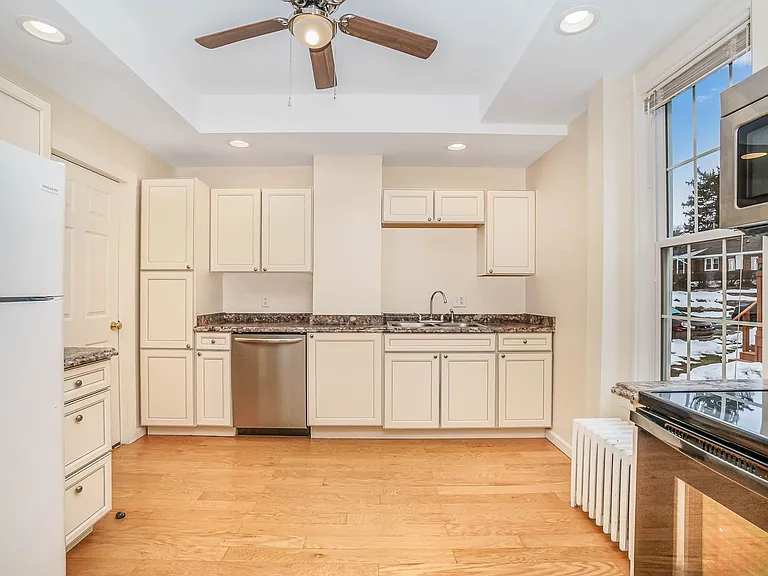 136 N Potomac St — Photo 5