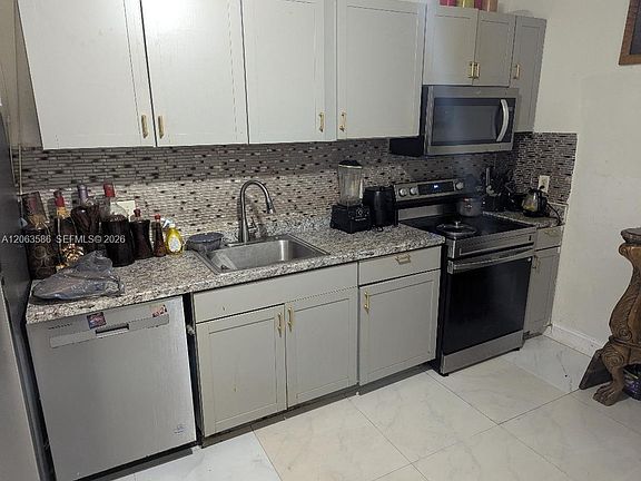 4th image of 3206 SW 47th Ave