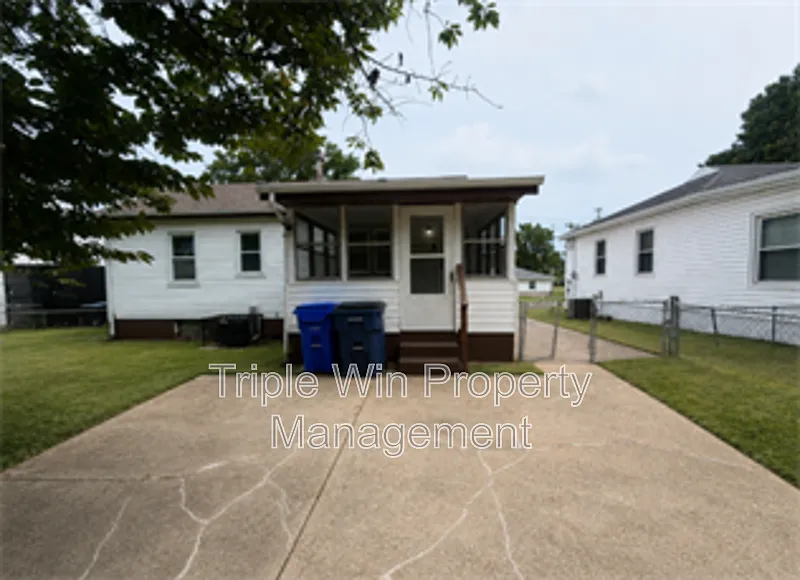 3 bed, 1.0 bath, 792 sqft, $1,350 — Photo 4
