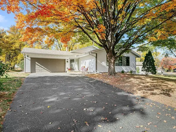 8718 Leeward Cir, Eden Prairie, MN 55344