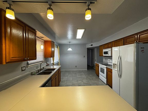 4th image of 6417 Harper Dr NE