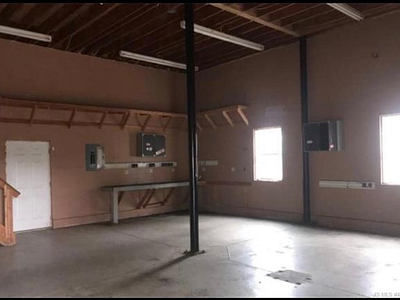 3rd image of 639 Vaughn Ave