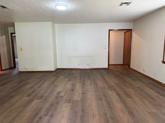 4th image of 413 E Harper Ave