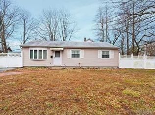 4 Edwin St, Bay Shore, NY 11706