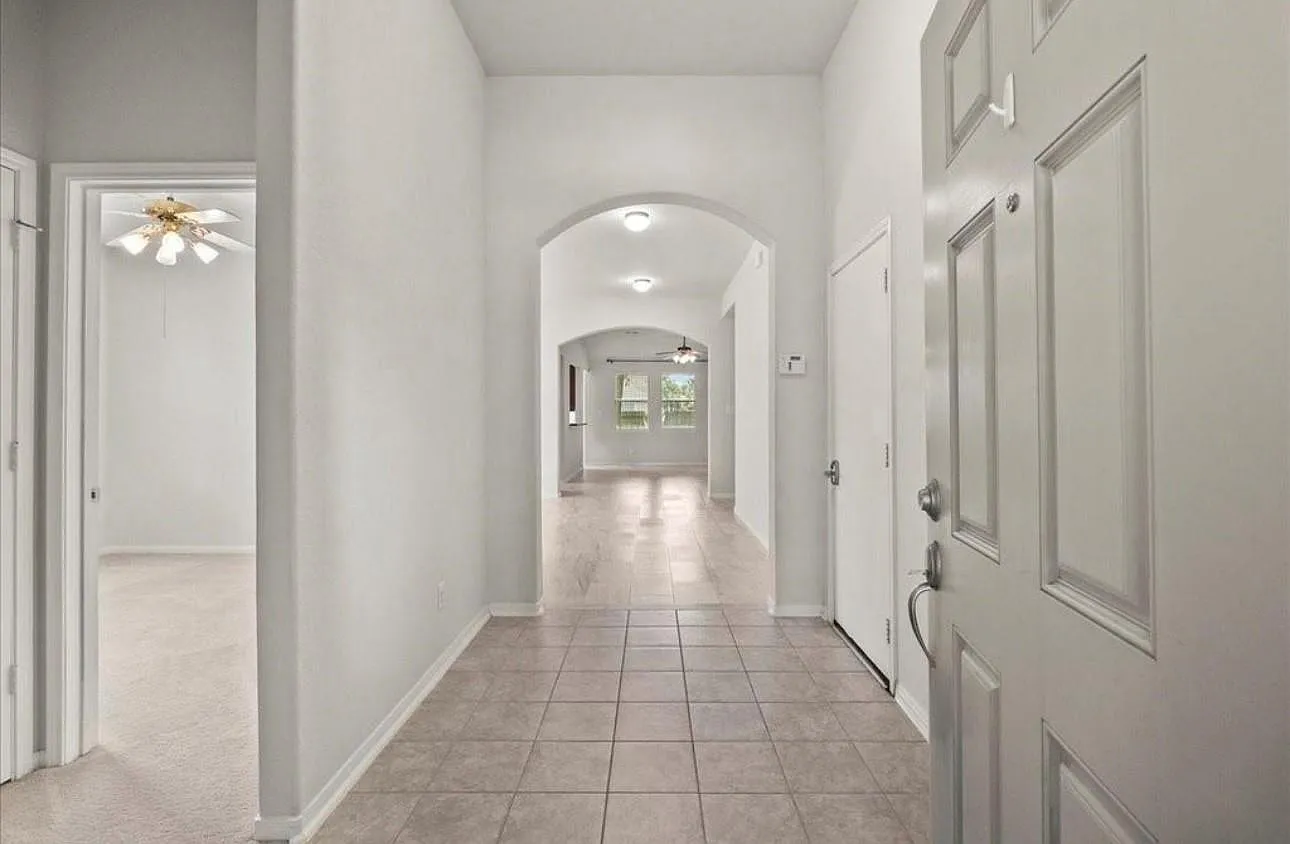 3 bed, 2.0 bath, 2084 sqft, $2,600 — Photo 4