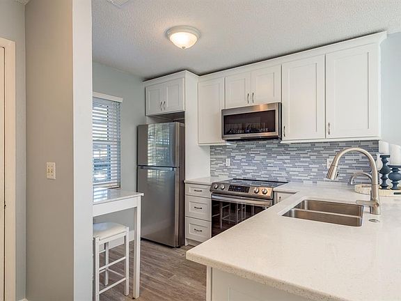 4th image of 1701 Pinehurst Rd APT 17D