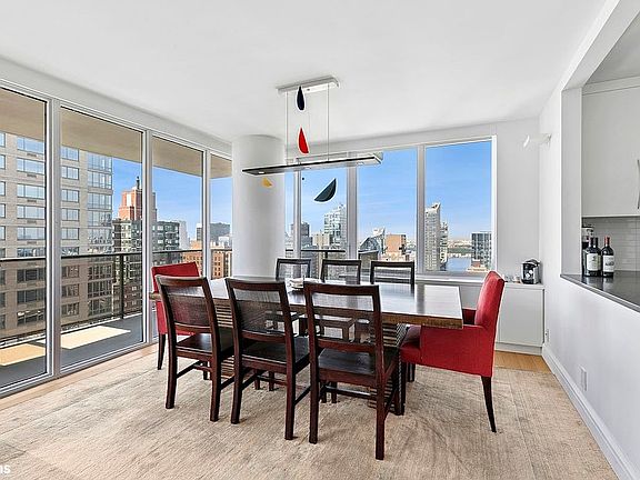 3rd image of 161 W 61st St APT 34B