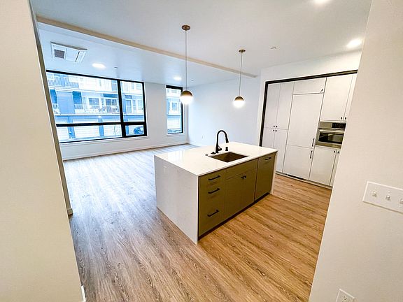 2nd image of 206-312 Central Way #206