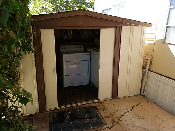 Out Building with Washer & Dryer