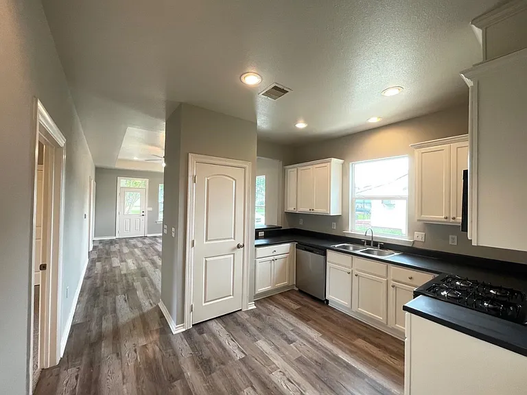 1426 Johnson Ave — Photo 6