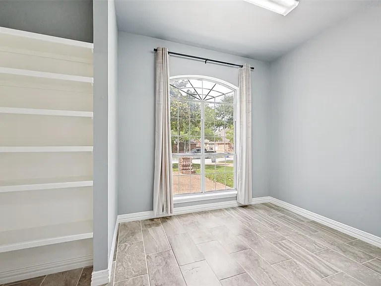 818 Riviera Dr — Photo 7