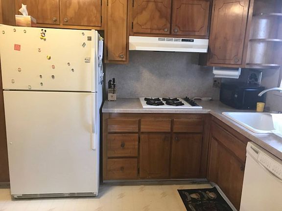 5th image of 36 Montauk Pl
