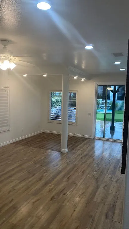 5 bed, 3.0 bath, 2600 sqft, $4,000 — Photo 2
