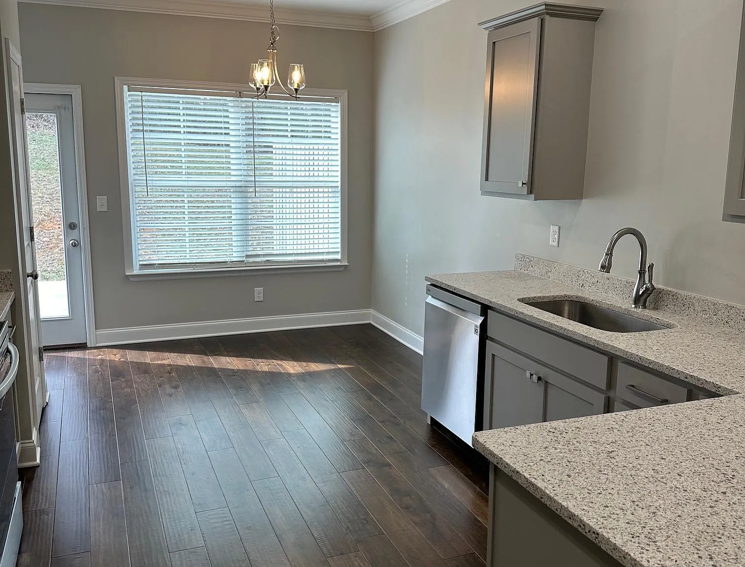 580 Bellingham Dr NE — Photo 3