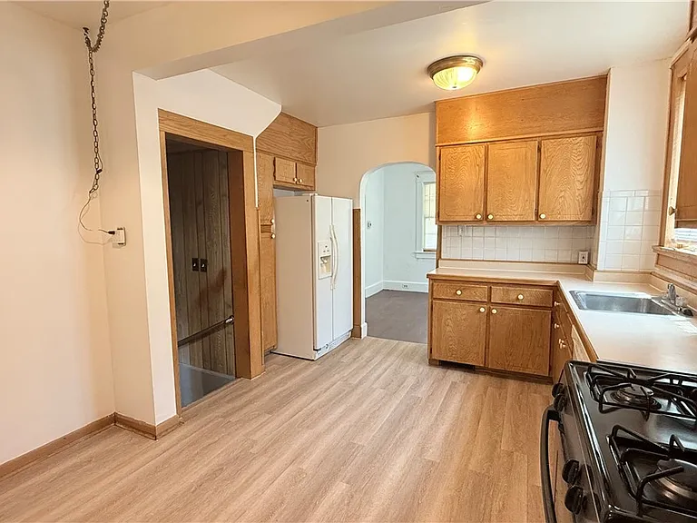592 Lindell St — Photo 18