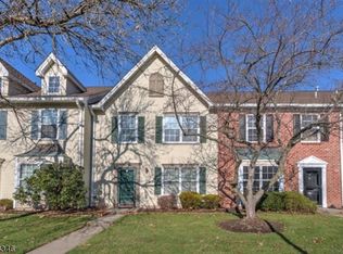 12 Lindsey Ct, Franklin Park, NJ 08823