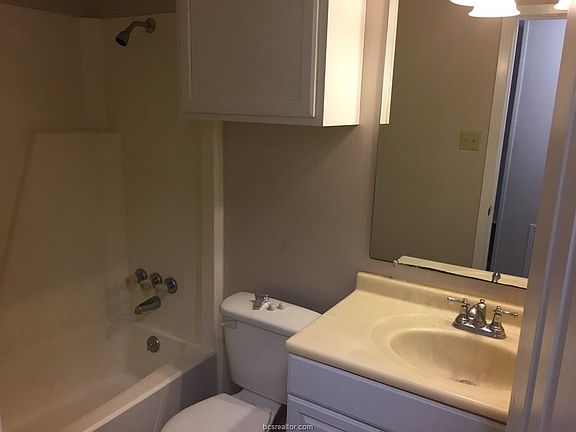 3rd image of 1208 Airline Dr
