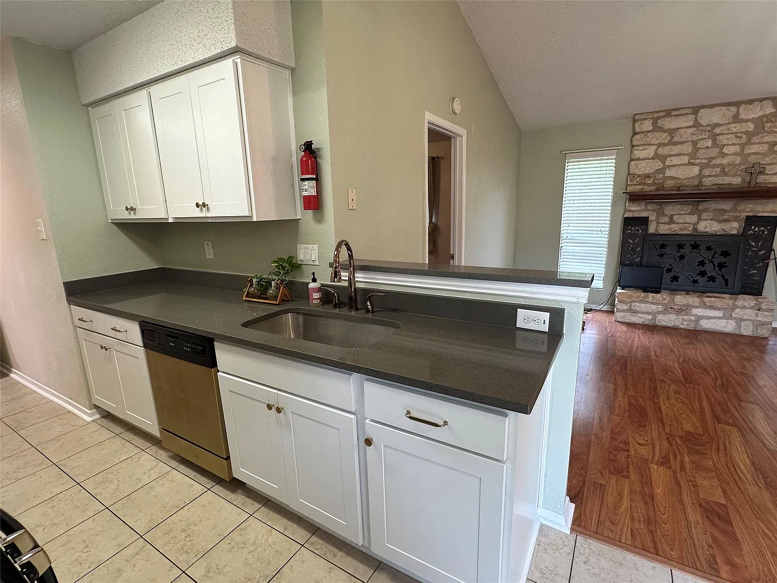 3 bed, 2.0 bath, 3036 sqft, $1,550 — Photo 1