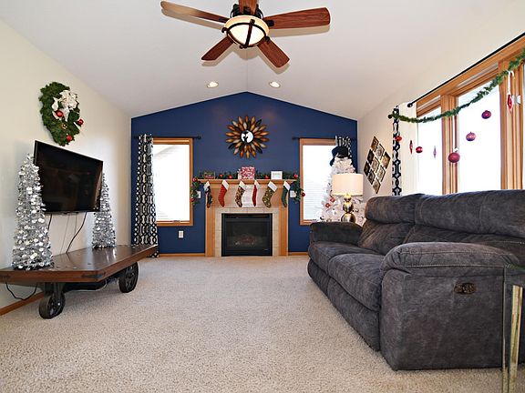 5th image of 778 Yellowstone Dr