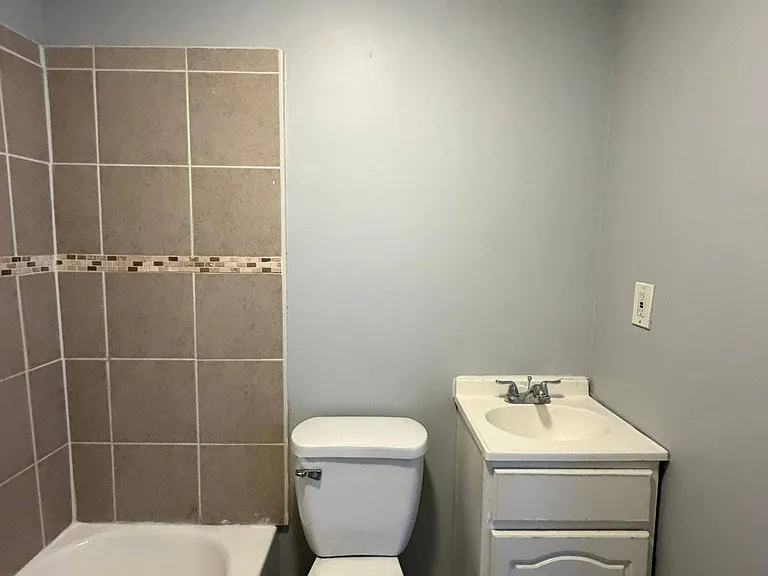 138-140 Clinton Ave #2F — Photo 5