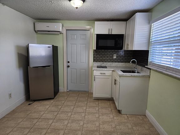 3rd image of 7305 Fountain Ave