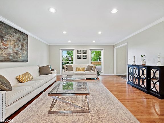 4th image of 15 Red Oak Ln