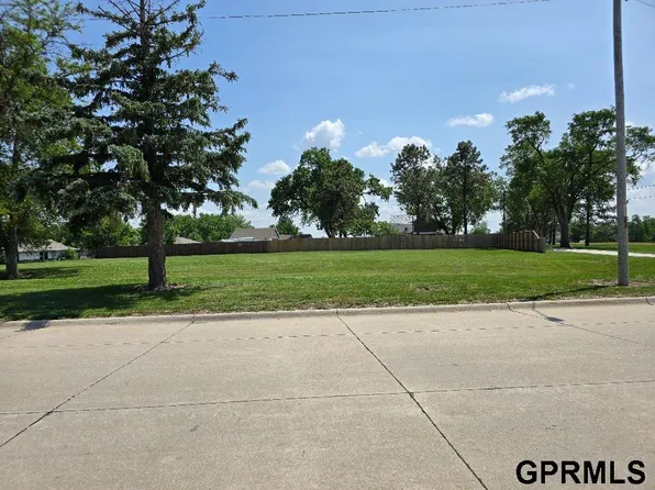 1904 E 10th St, York, NE 68467