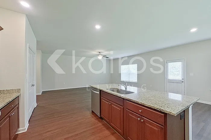 1103 Freedom Pkwy — Photo 8