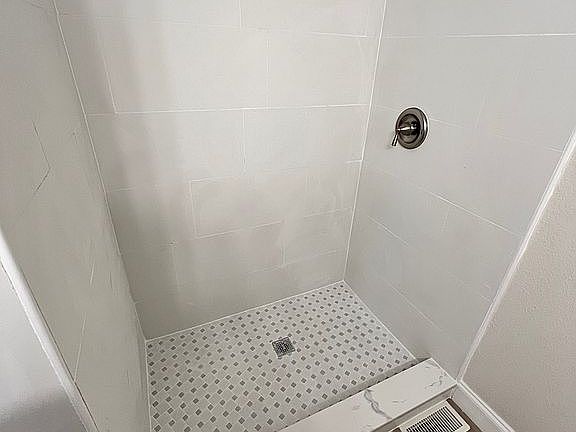 5th image of 116 Ashville St